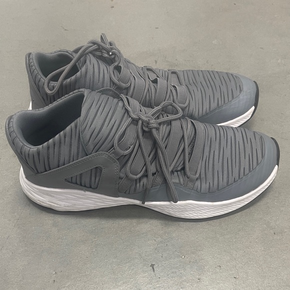 Nike Jordan Formula 23 Low Trainers Sneaker in Gray 919724-004 - Size 11 - Picture 5 of 12